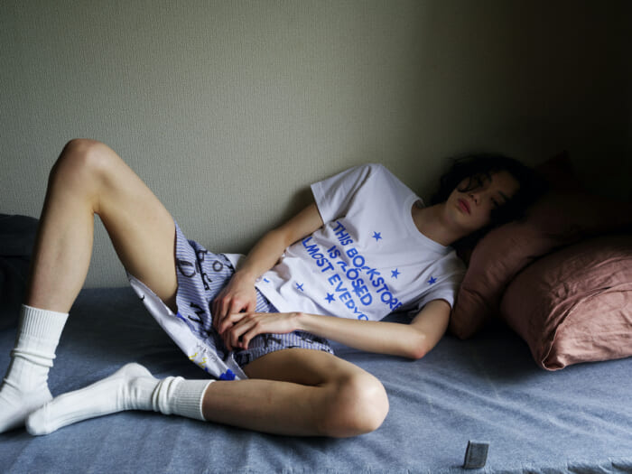 クードスとフロットサムブックスのコラボTシャツ。鈴木親が撮影したZINEもお見逃しなく。