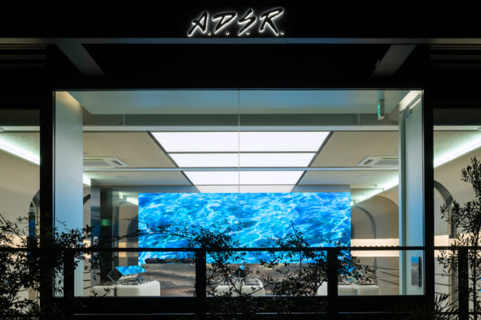 The second store in Japan is now open in Omotesando, where the futuristic space reflects the world of ADSR more attractively.
