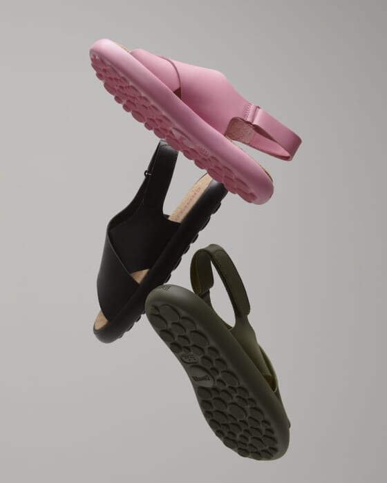 空気を膨らませてつくるアレを、そのままサンダルに？ カンペールの新作となら、夏を満喫できそうです。