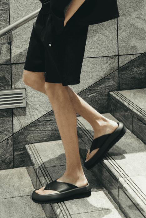 ミドリカワ リョウから、工業用資材を用いたトングサンダルが登場。全貌を見られるのは、エストネーション 六本木ヒルズ店だけです。