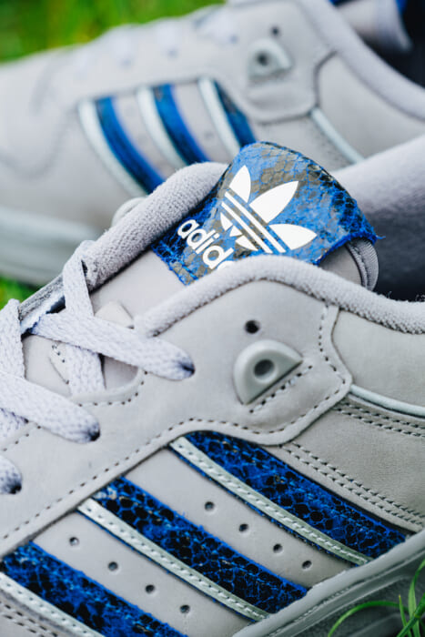 スネーク柄が際立つバスケットボールシューズ。アディダス オリジナルスのRIVALRYをアトモスが別注。