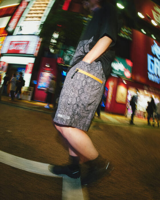 磐石のタッグ。グリップスワニーとアトモスの今季のコラボは、玄人も唸るパイソン柄です。