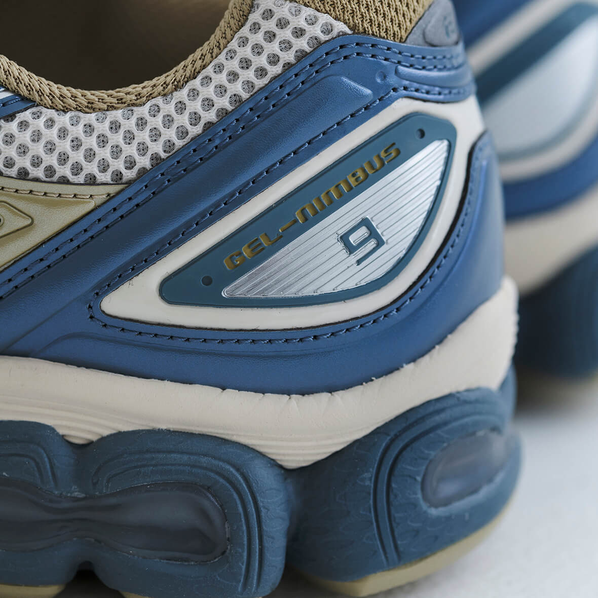 フイナムの『月刊アトモス』 Vol.8 アシックスのゲルニンバス9の新色