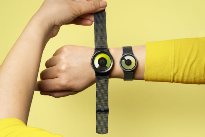 針も文字盤もない腕時計。唯一無二のデザインを展開するジーロが、全9色の新作をリリース。