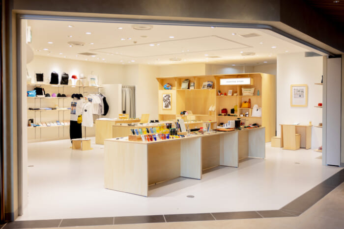 福岡に “旅人のため“ のハイタイド新店がオープン。文房具といっしょに、旅を夢見ても、旅の思い出に浸ってもよかけん!