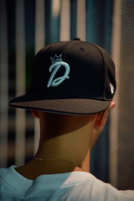 “Dの上に手描きの王冠”。一昨年即ソールドアウトしたニューエラとのコラボキャップが、ブラックカラーでリリースです。