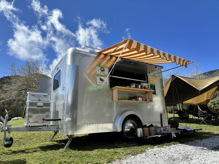 The silver kitchen car, which appears and disappears as a god, is in fact a restaurant with excellent food by outdoor facility NorMo. It will next appear in Aoyama on August 12 and 13!