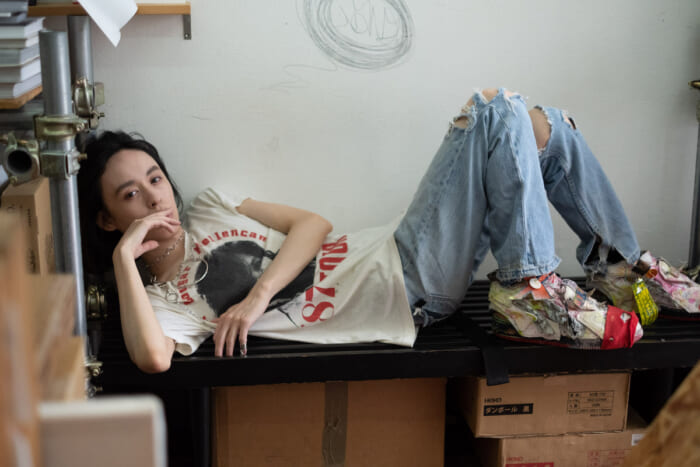 シューズ？ オブジェ？ ハンドメイドによる世界にひとつだけの1足に、ジャンルレスなアーティストの世界も込めて。