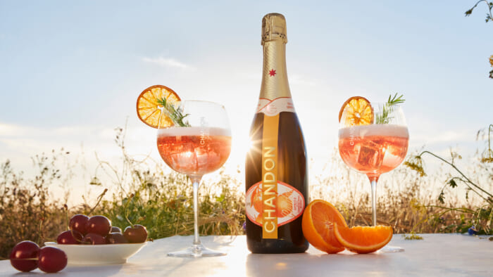 Summer is the time to sip sparkling wine with ice. You can enjoy Chandon Garden Spritz in 7 cities nationwide.