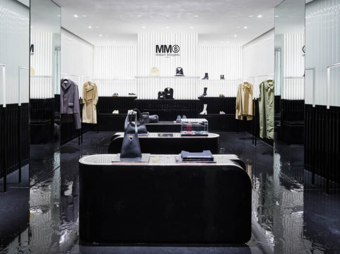 白と黒のコントラストで魅せるストアデザイン。エムエム 6 メゾン マルジェラの表参道店が生まれ変わりました。