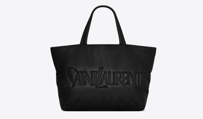 黒一色の “サンローラン トート” が登場。ボディの中央を飾るのはクチュールメゾン時代のロゴです。