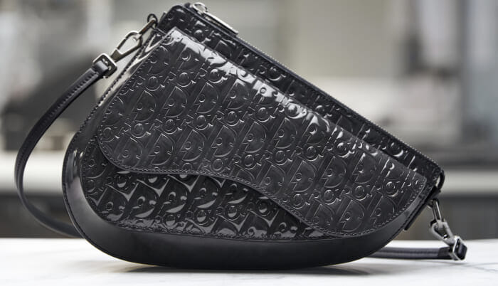 This is the fruit of the exquisite handiwork of leather craftsmen. Dior has created a new masterpiece, the Boxy Saddle.