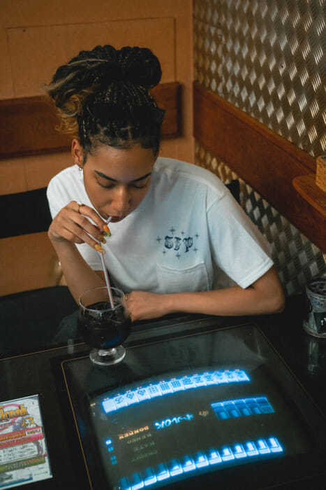 東京と大阪をつなぐ共通言語はハードコア。着ることの意味が重要なTシャツが、ステッカーセットでリリースです。