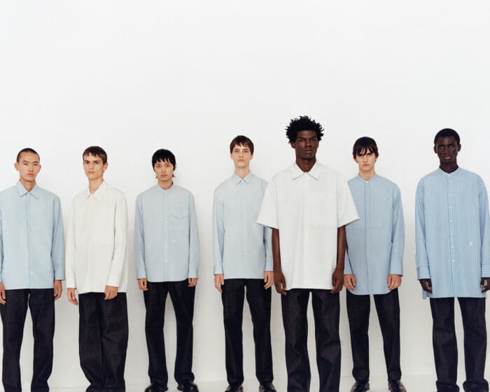 月曜も火曜も水曜もブルーストライプで決まり。一週間分揃うジル サンダーのシャツに新作が加わりました。