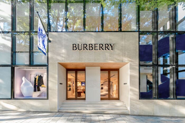 This is the place to enjoy the world view of the new Burberry. The Omotesando store has reopened.