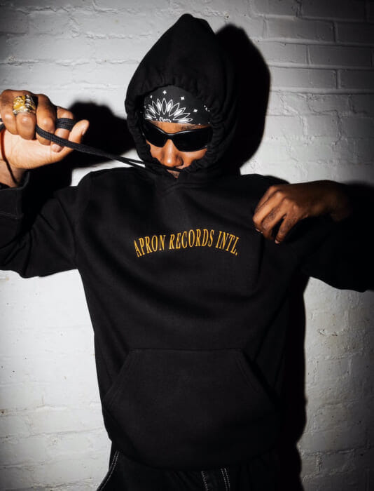 カーハートとエプロンレコーズのタッグは、ファッションと音楽が交差する“文化のコラボレーション”です。