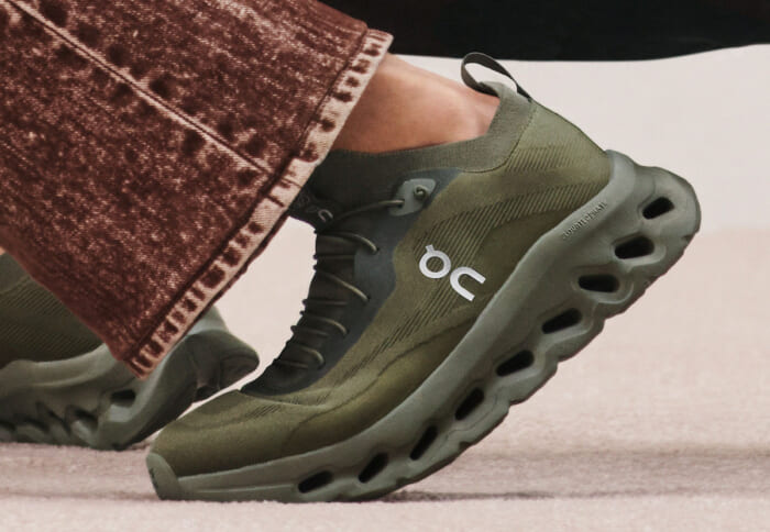 つくられたのは、色とりどりの新型ライフスタイルシューズ。ロエベとオンのコラボモデルが到着。