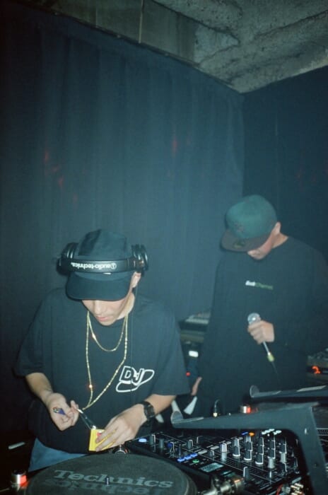 東京最高峰のラッパーが組んだのは、大阪の次世代を象徴するひとり。2人のイニシャル“S”が『82_01』をリリースです。