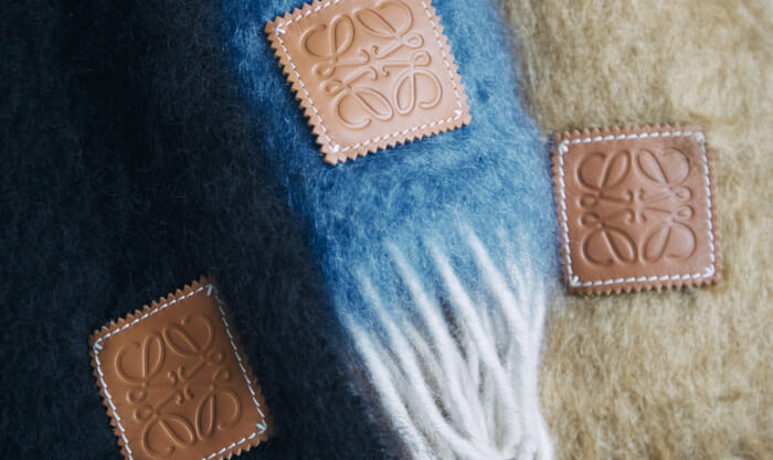 連載「憧れの逸品」No.321 軽やかなアクセントになるロエベのスカーフ。