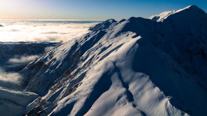 Two spurs on the silvery Tateyama mountains. Mountain Hardwear has just sent us the latest video to mark the beginning of winter.