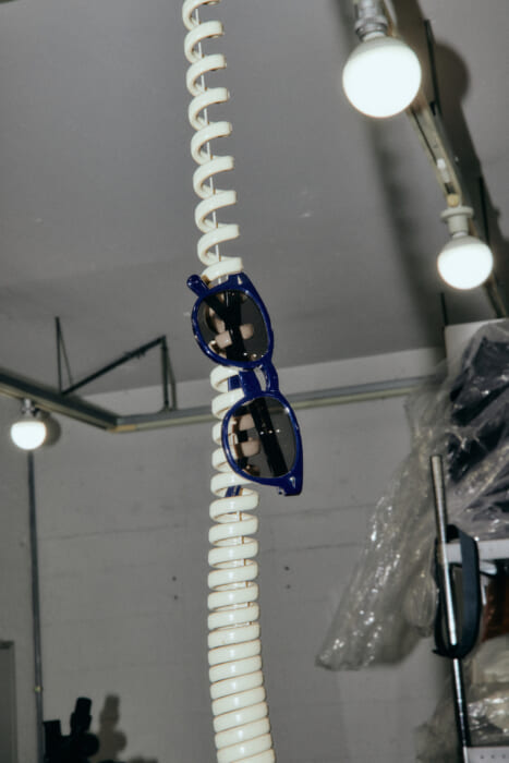 こう来たか、キジマ タカユキとカーニー。ネイビーブルーのセルロイドで、ウェリントン型のアイウェアなり。