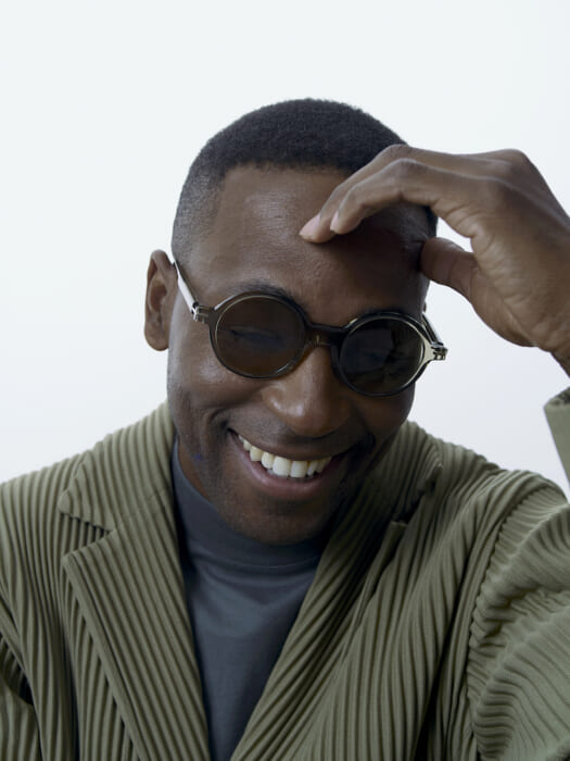 Circular and rectangular shapes interweave to create eyewear that seems unlikely. These eyewear are now available from ISSEY MIYAKE EYES.