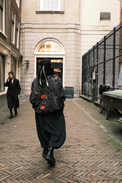 アイコンである花罰と新たに描き下ろした軍鶏を掲げて。3つのアイテムにGAKKINの世界を落とし込みました。