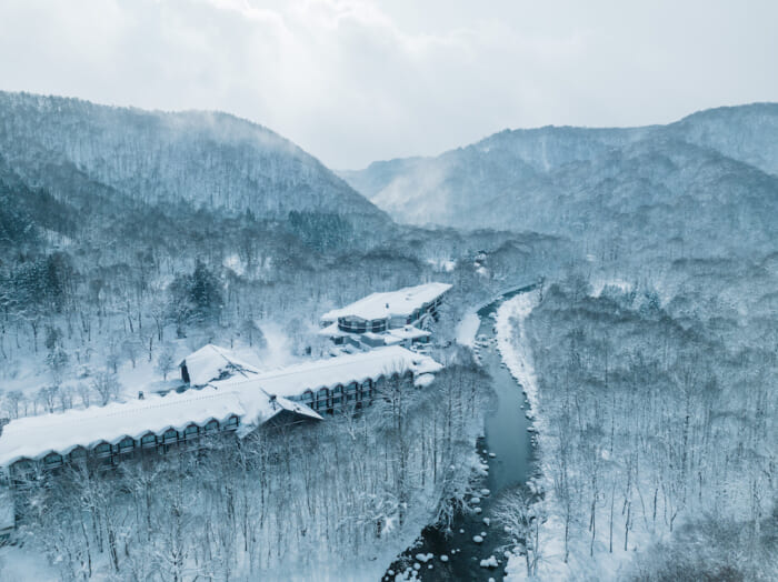 A perfect trip packed with winter's best. Hoshino Resort Oirase Keiryu Hotel is now offering "Hakkouda Powder Snow Stay".