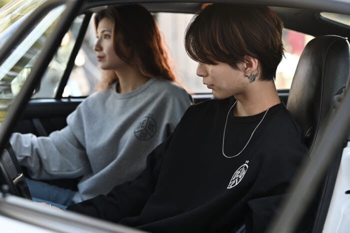 いま気分なスウェット&パンツは、単品でもセットアップでも。デウスらしいピースなオリジナルロゴが目印です。