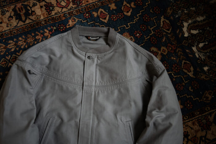 Derby jackets filled with a West Coast mood. High Standard, which upholds American basics, has placed a special order for this jacket! Standard, which stands for American basics, has made a special order.