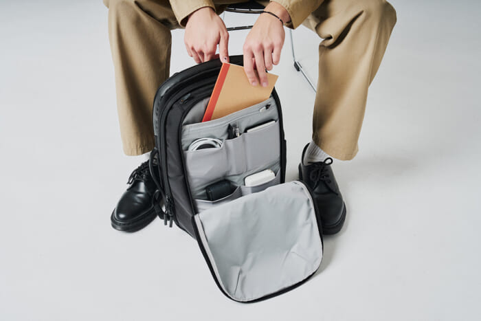 エアーの2024年春夏コレクションがドロップ。ユーザーからのフィードバックを反映させたミニマルなデイリーバッグが続々と登場します。