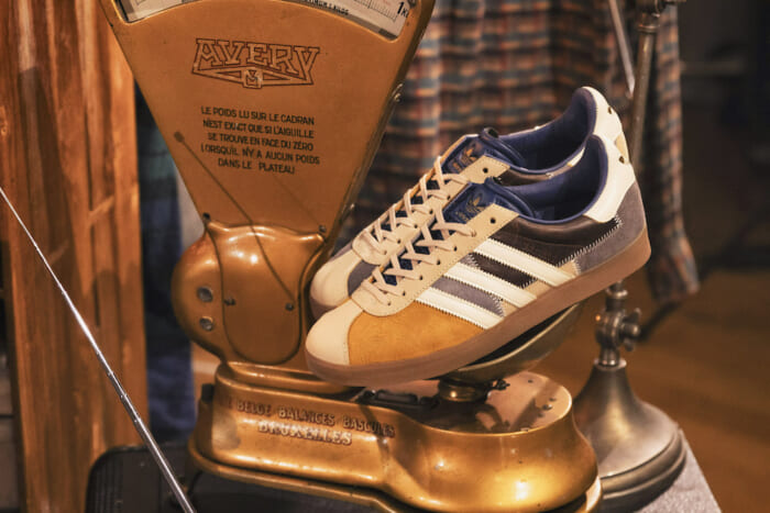 クラフト感漂うGAZELLE 85。アディダス オリジナルスの名機をアトモスが別注。