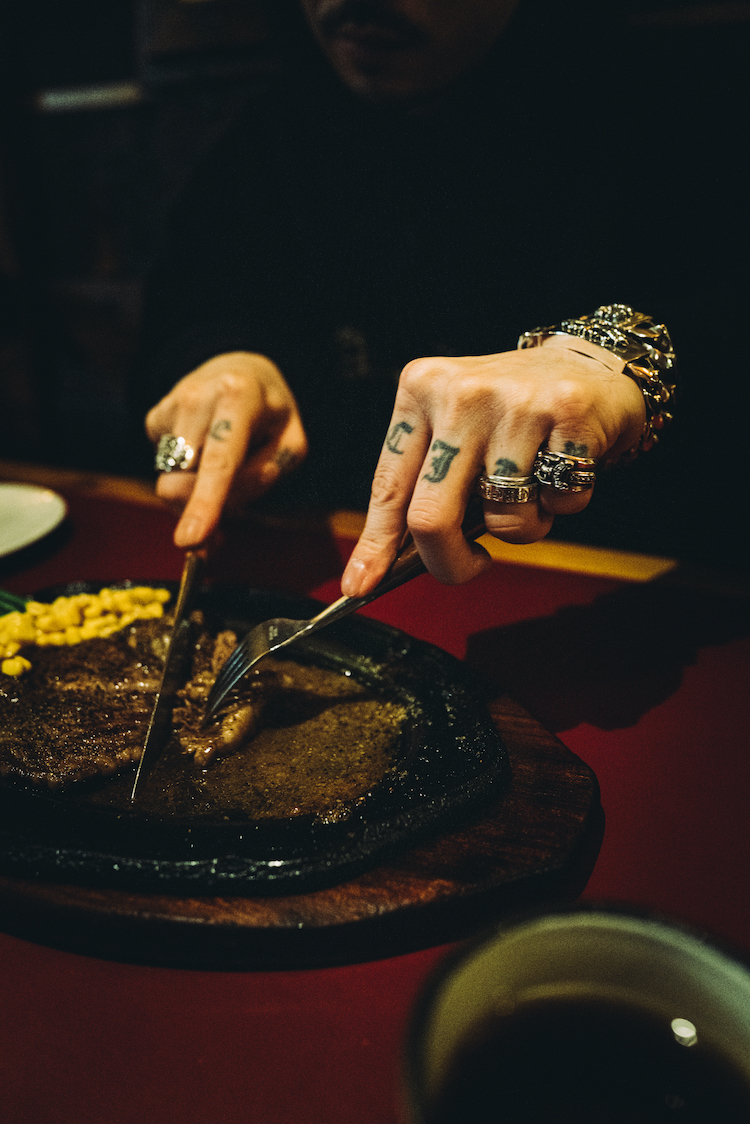 ZORNの次なるコラボは、まさかのあのステーキハウス！ HIP HOP