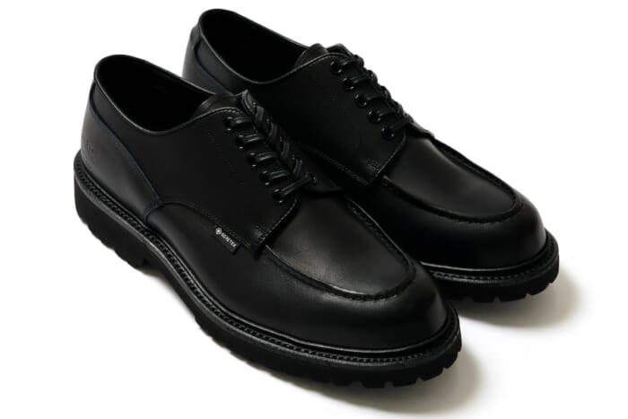 Plain toe leather shoes that can be worn on rainy days