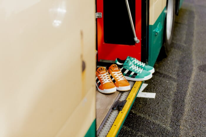 鮮やかなオレンジか、深みのあるグリーンか。アディダス オリジナルスのLAWSUITより待望のオリジナルカラーが登場。