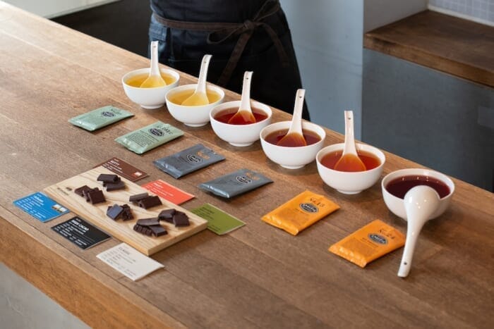 渋谷駅すぐで今年もスミス・ティーメーカーがポップアップを開催。ミニマルのチョコとのペアリングや、日本初上陸の塩キャラメルの登場も。