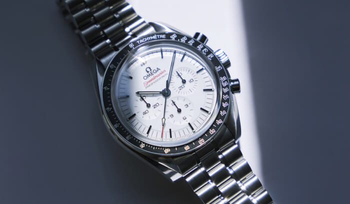 連載「憧れの逸品」No.350 また別の伝統をまとったオメガのスピードマスター。