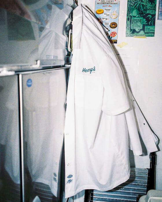 タフなワークウェアブランドの象徴をピザ屋のユニフォームで。シェフシャツやパンツにTシャツがデリバリーです。