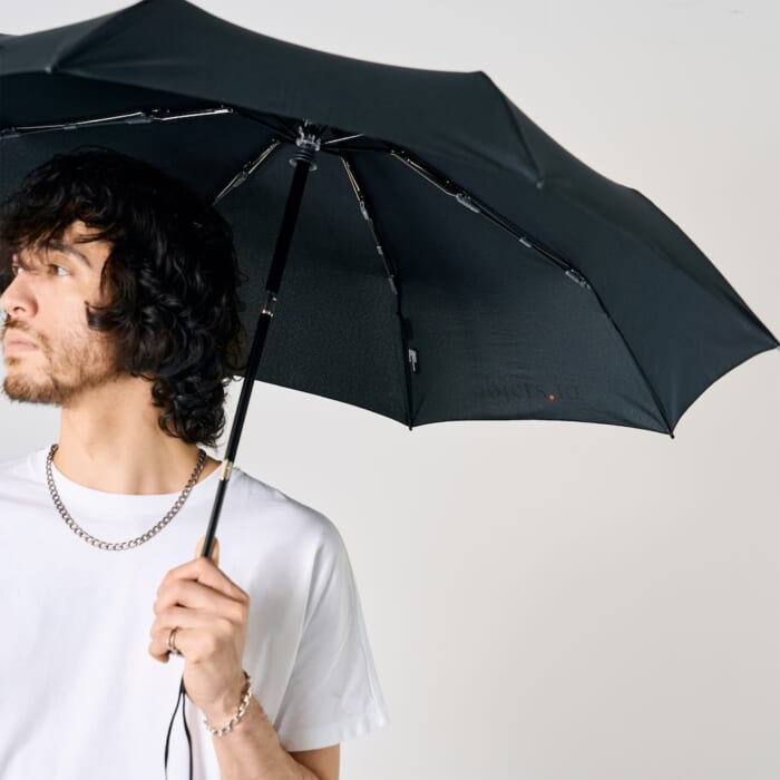 Objects IO teams up with long-established umbrella brand Knilps. Here is a smart folding umbrella that eliminates discomfort on rainy days.