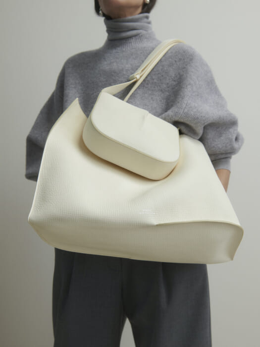 スタジオニコルソン、バッグコレクション始動！ 服づくりで培ってきたアイデアを落とし込んだ傑作です。