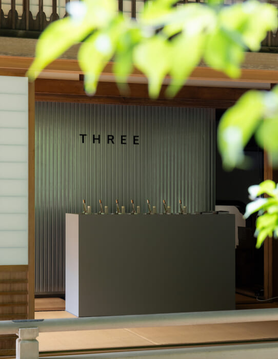 Three's new fragrance aromatically expresses the afterglow of rain. The installation will be held at two locations in Shibuya.