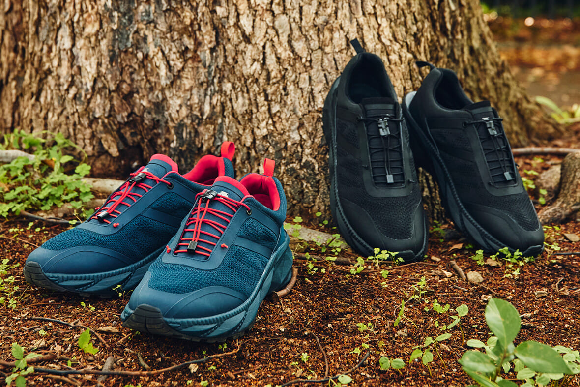 梅雨を迎え撃つ、デサントのユーティリティフットウェアと3人の