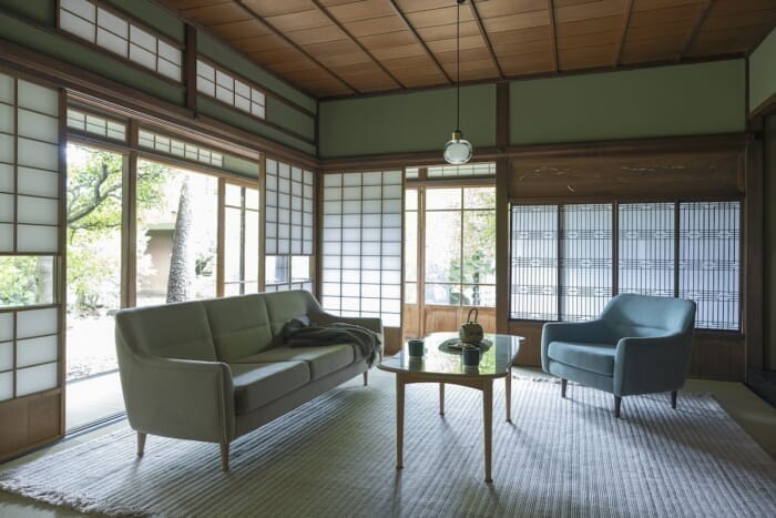 Togo Murano's sofa for the Miyako Hotel is reissued. This excellent product fits both Japanese and Western-style rooms and is available at Complex in Meguro.