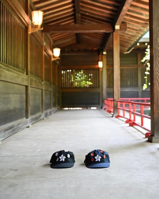 ヨロズとニックギアの共作キャップ。なんとも上品なレザーの花が咲きます。