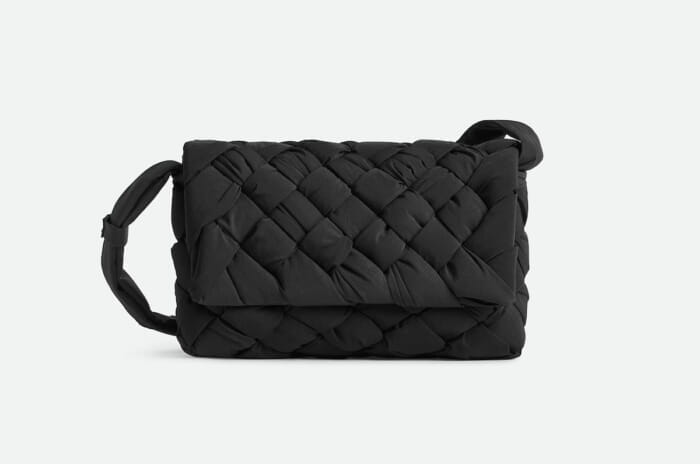 The bag made of intrecciato is now summer-ready without