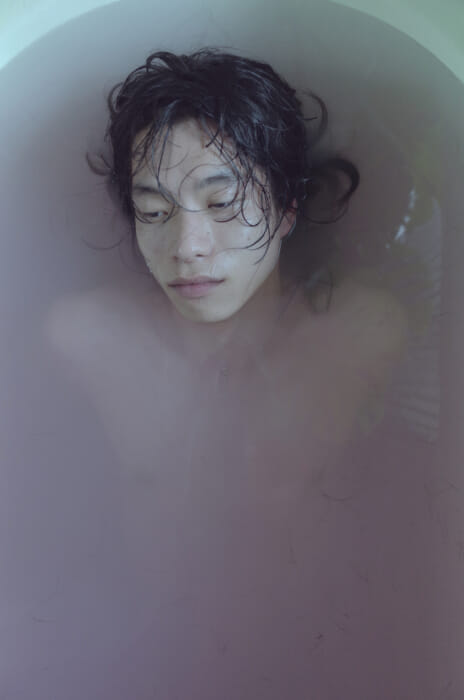 ひとりの男の子が髪を切っていく様子をテーマに。気鋭のヘアスタイリストならではの個展はZINEもあります。