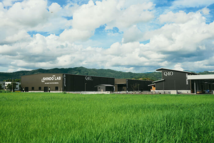 SHINDO LAB STAND is a concept store created by Shinozaki, a long-established sake brewery, offering new encounters and experiences with sake that have yet to be discovered.