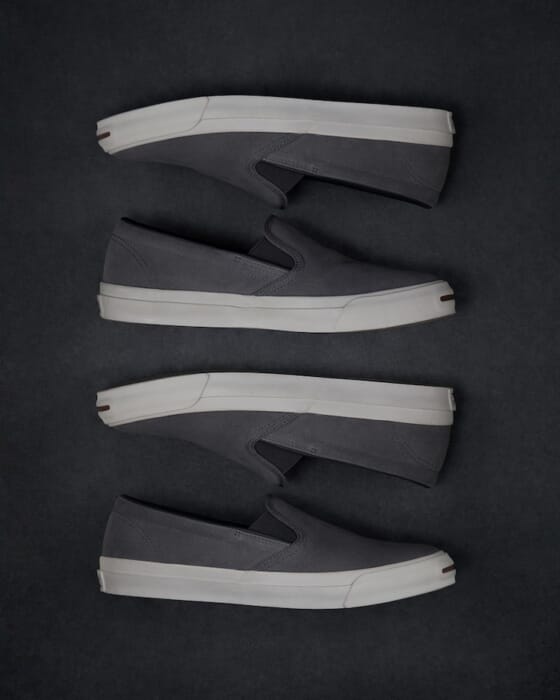 グラフペーパーの色に染まったコンバースのジャックパーセル。秋の訪れを感じさせる一足です。