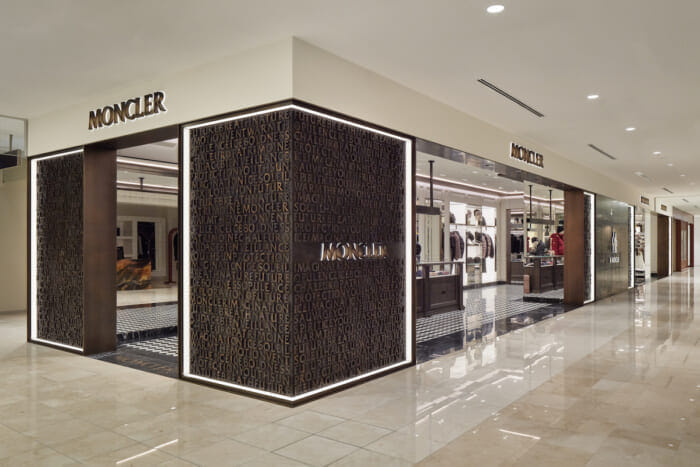Get your fall/winter staples here. A Moncler store has opened at a landmark in Shinjuku.