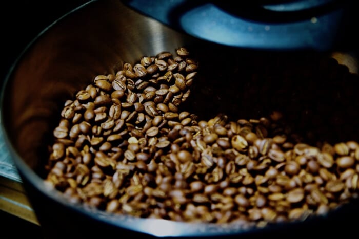 【FOCUS IT.] The profound world of coffee. Technicians who support cafes enliven the scene.